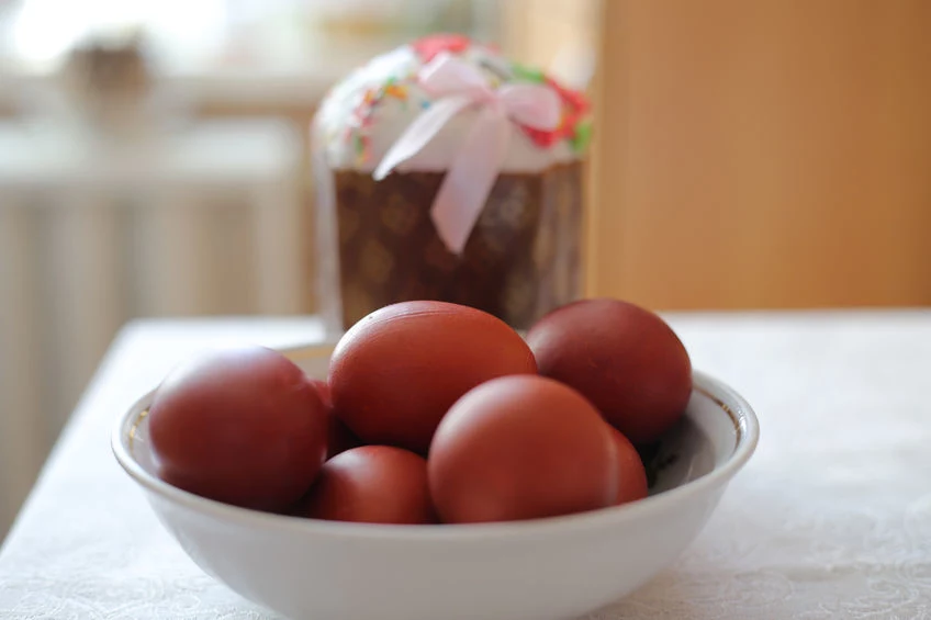 Dzięki cebuli w łatwy sposób można zabarwić jajka
