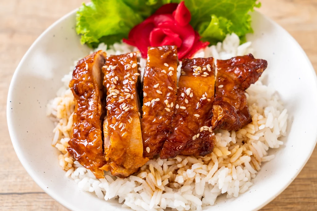 Kurczak w miodzie z ryżem to pomysł idealny na obiad 
