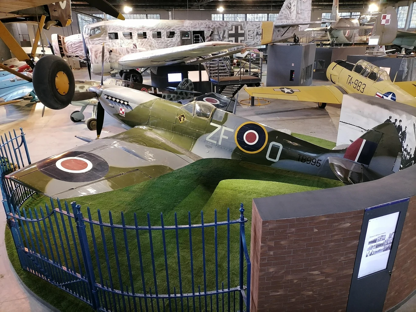 Główny hangar muzeum całkowicie się zmienił. Został podzielony na sektory tematyczne. Jedną z ciekawostek jest niebieska brama - oryginalna, jaka stała przy wjeździe na lotnisko w Northolt, które w latach II wojny światowej było główną bazą polskiego lotnictwa myśliwskiego.