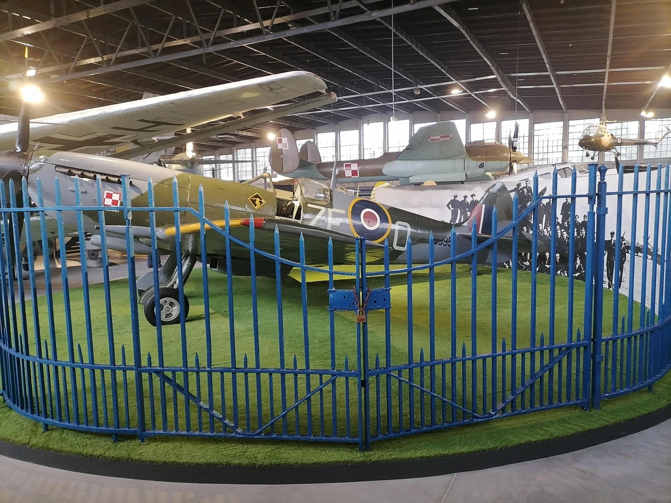 Jednym z ciekawszych zabytków, które znalazły miejsce w hangarze, jest oryginalna brama z lotniska w Northolt.