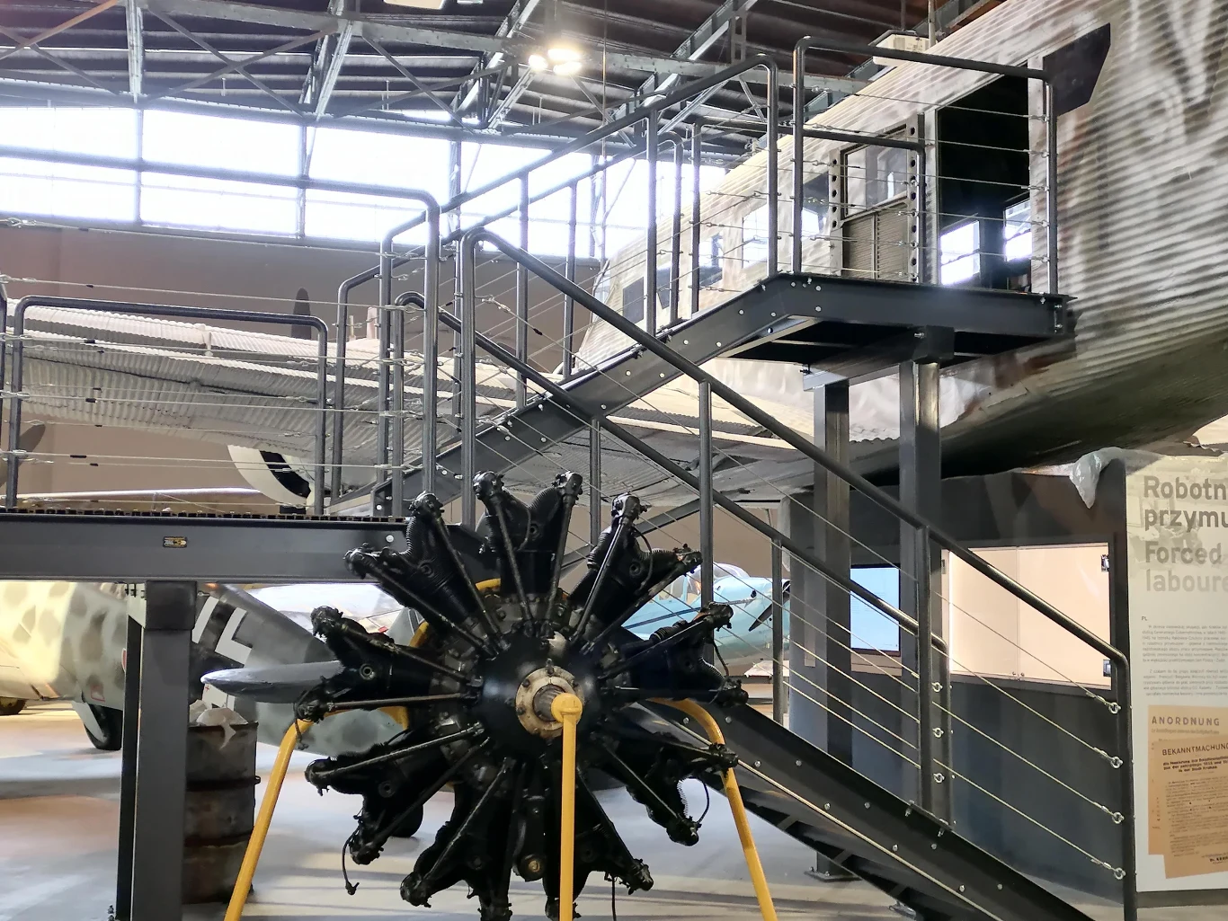 Do szczególnych atrakcji zaliczyć można zwiedzanie wnętrz dwóch legendarnych samolotów - Junkersa Ju-52 i licencyjnej radzieckiej wersji Douglasa C-47 Skytrain - Lisunow Li-2.