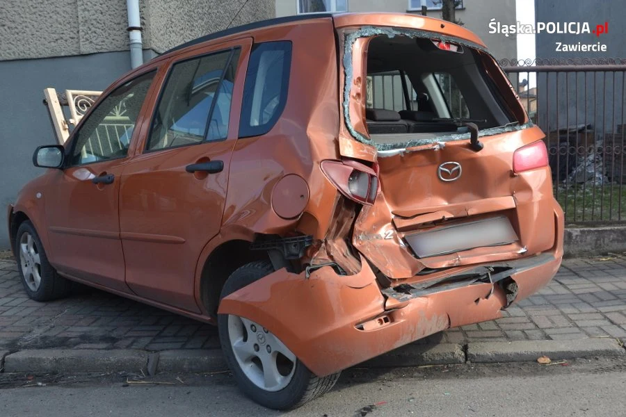 Jedno ze zniszczonych aut