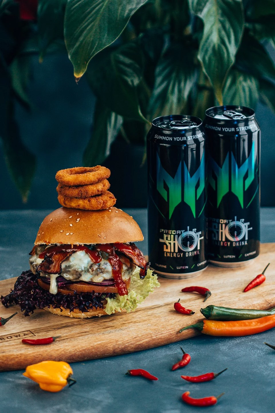 Burger dotrze do zamawiającego w specjalnie zaprojektowanym opakowaniu wraz z czterema puszkami PredatorShot oraz kuponem rabatowym od Media Expert. Specjalna ulotka pozwala na zakup gamingowego notebooka Predator Triton 300 ze zniżką 500 zł. Burger dotrze do zamawiającego w specjalnie zaprojektowanym opakowaniu wraz z czterema puszkami PredatorShot oraz kuponem rabatowym od Media Expert. Specjalna ulotka pozwala na zakup gamingowego notebooka Predator Triton 300 ze zniżką 500 zł.