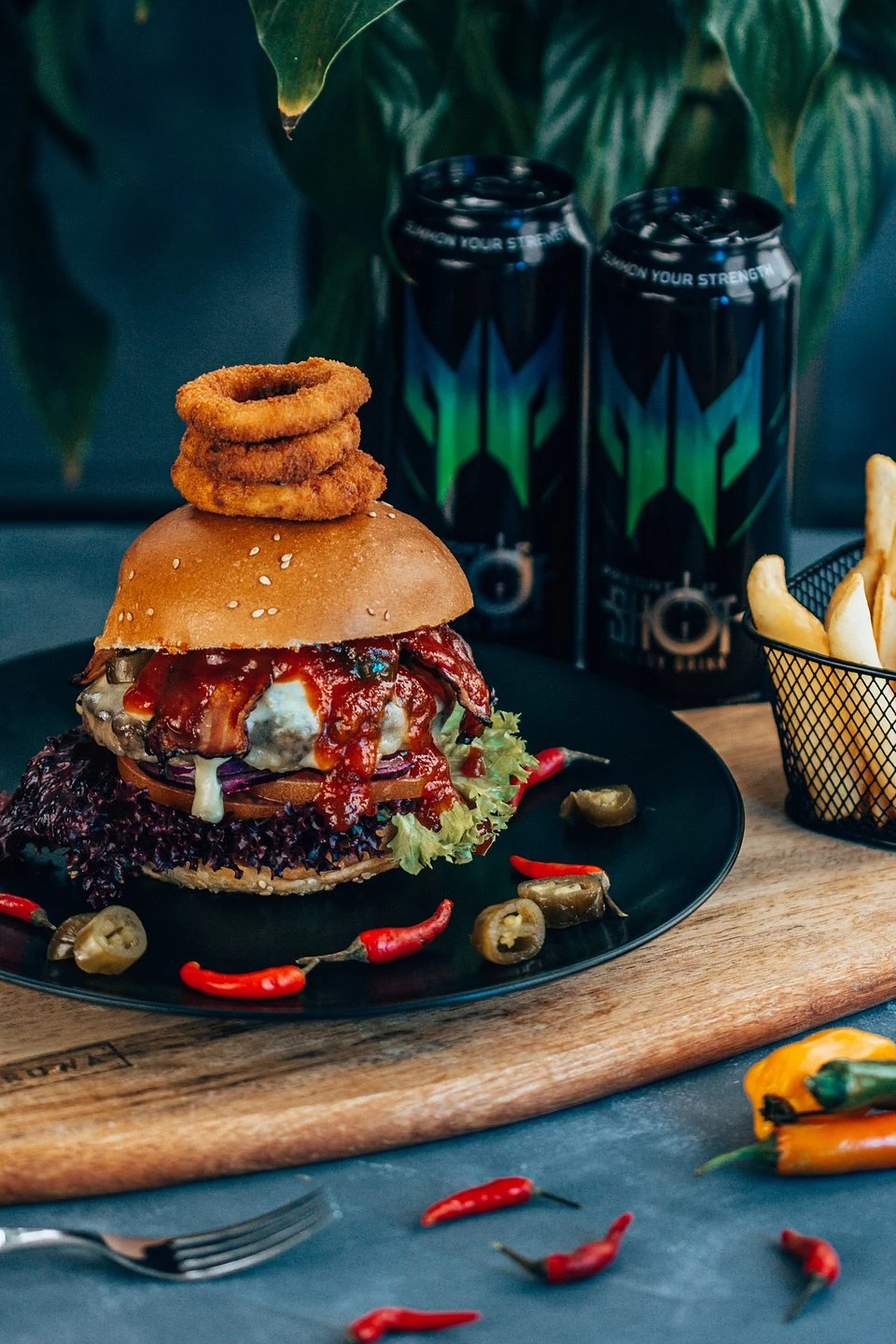 Predator Burgera będzie można zamówić bezpośrednio w restauracjach sieci Zdrowa Krowa, a także przy pomocy popularnych aplikacji: Pyszne.pl, Glovo i Uber Eats. Napoje PredatorShot pozostaną w ofercie Zdrowej Krowy także po zakończeniu współpracy z firmą Acer. Predator Burgera będzie można zamówić bezpośrednio w restauracjach sieci Zdrowa Krowa, a także przy pomocy popularnych aplikacji: Pyszne.pl, Glovo i Uber Eats. Napoje PredatorShot pozostaną w ofercie Zdrowej Krowy także po zakończeniu współpracy z firmą Acer.