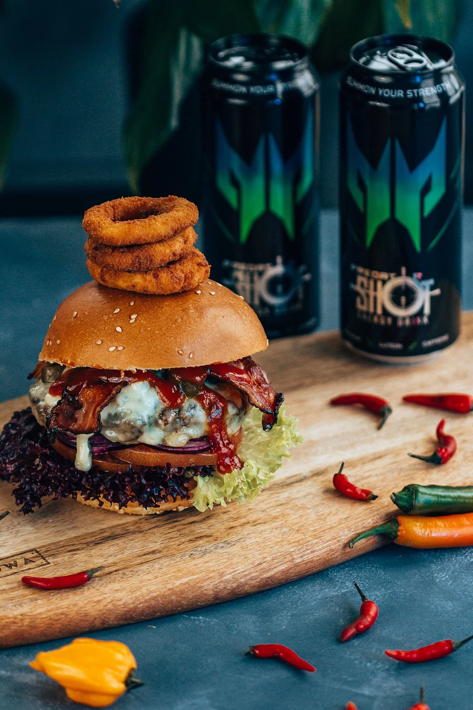 Predator Burger to: 180 gramów wołowiny, bekon, ser gorgonzola, cheddar, krążki cebulowe, sos aioli, karbowana sałata, pomidor, czerwona cebula i papryka jalapeno. Wyjątkowy smak burgera podkreśla też oryginalny sos stworzony na bazie pierwszego napoju energetycznego dla gamerów - PredatorShot. Cena kanapki wynosi 36 złotych. Predator Burger to: 180 gramów wołowiny, bekon, ser gorgonzola, cheddar, krążki cebulowe, sos aioli, karbowana sałata, pomidor, czerwona cebula i papryka jalapeno. Wyjątkowy smak burgera podkreśla też oryginalny sos stworzony na bazie pierwszego napoju energetycznego dla gamerów - PredatorShot. Cena kanapki wynosi 36 złotych.