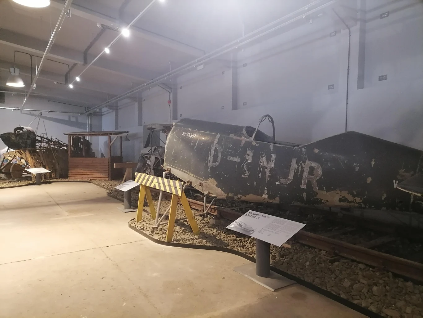 W dawnych magazynach można poznać całą historię powstania muzeum i zobaczyć niektóre samoloty w takim stanie, w jakim je znaleziono w 1945 roku. Te najlepiej zachowane i odrestaurowane znajdują się na wystawie Skrzydła Wielkiej Wojny.