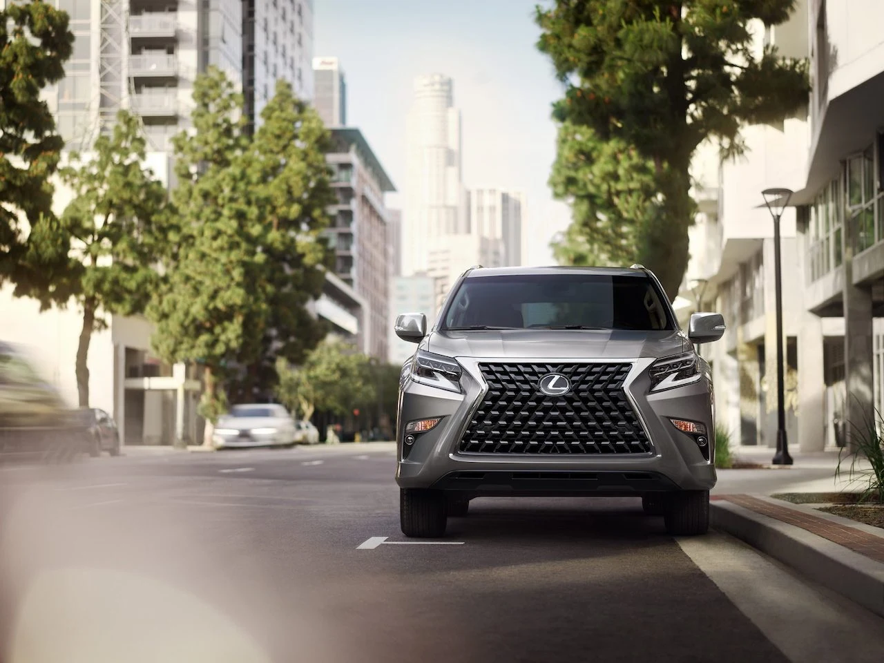 Lexus GX 460 to kolejny model Lexusa mocno związany z Land Cruiserem, jednak tym razem chodzi o model 150, czyli w Europie znany po prostu jako Land Cruiser, a na niektórych rynkach jako Land Cruiser Prado. W gamie luksusowej terenówki GX 460 również znajdziemy widlastą ósemkę. Jest to benzynowy silnik 4,6 l oznaczony jako 1UR-FE, który wytwarza 301 KM mocy i 446 Nm momentu obrotowego. Współpracuje z 6-stopniową, automatyczną skrzynią biegów i standardowo ma napęd na 4 koła. GX z tym silnikiem jest zdolny do ciągnięcia 3-tonowej przyczepy.