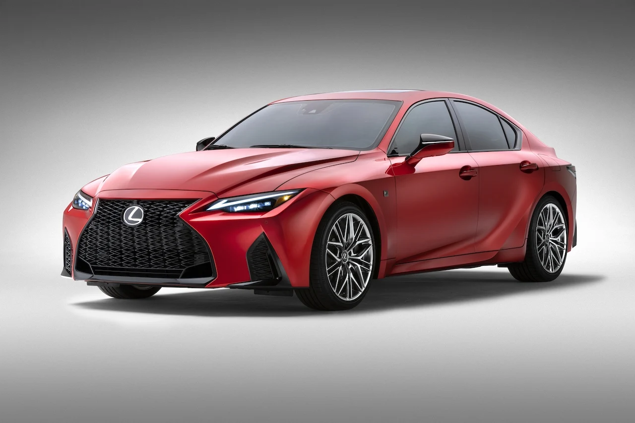 Jest jeszcze jeden model Lexusa, w którym kryje się silnik V8 5.0. To zupełna nowość – IS 500 F Sport Performance. Sportowy sedan zadebiutował właśnie w USA i trafi do sprzedaży w tym roku. W tym przypadku silnik 2UR-GSE jest nieco mocniejszy, bo rozwija 479 KM mocy przy 7100 obr./min i 535 Nm momentu obrotowego przy 4800 obr./min. Został sparowany z 8-stopniową automatyczną skrzynią Sport Direct Shift. Nowe sportowe auto w gamie Lexusa rozpędza się do 96 km/h w 4,5 s. 