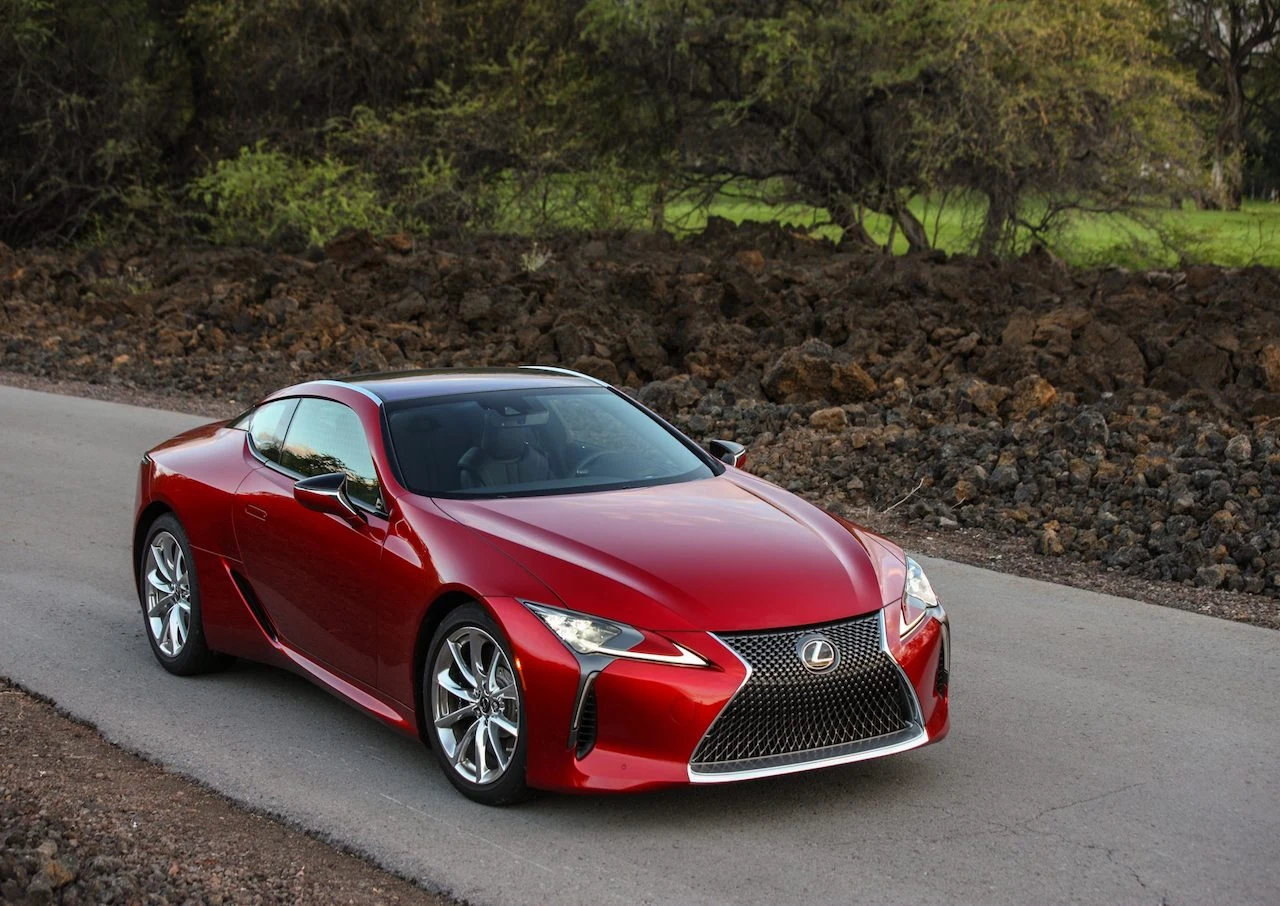 Choć Lexus LC jest sportowym coupe o świetnych osiągach, jego twórcy postawili na połączenie przyjemności z jazdy z wyrafinowaną stylistyką, topowymi technologiami bezpieczeństwa i dopracowanym wykończeniem. Auto jest dostępne w wersji hybrydowej opartej na silniku V6 3,5 l, natomiast wersję benzynową napędza wysokoobrotowy, pięciolitrowy silnik V8, czyli wolnossąca jednostka 2UR-GSE. Silnik w czasie spokojnej jazdy przechodzi w oszczędny cykl Atkinsona – to technologia doprowadzona do perfekcji przez Lexusa na użytek układów hybrydowych. Siła napędowa przekazywana jest na tylne koła za pośrednictwem ciasno zestopniowanej, 10-biegowej automatycznej skrzyni. Jednostka rozwija moc 464 KM przy 7100 obr./min i maksymalny moment obrotowy 530 Nm przy 4800 obr./min. Takie parametry pozwalają rozpędzić LC 500 Coupe od 0 do 100 km/h w 4,7 s. Jednak nie same osiągi są najważniejsze w tym luksusowym modelu, lecz odczucia podczas jazdy. Widlasty 8-cylindrowy silnik zapewnia gładkie, liniowe przyspieszenie i wspaniale brzmi.