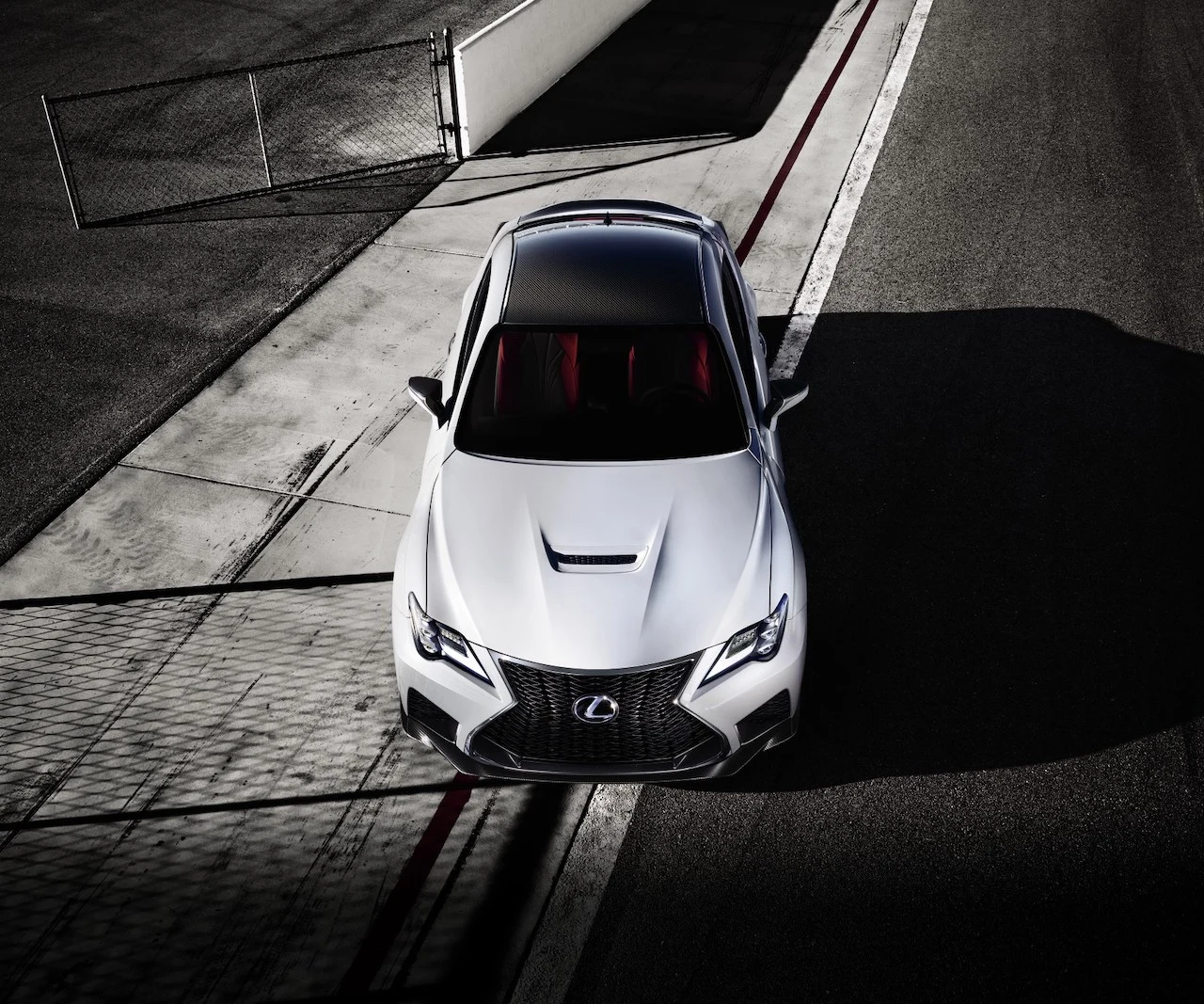 Pięciolitrowy silnik V8 pracuje także w sportowym coupe RC F. To samochód, w którym luksus spotyka się z osiągami i sportowymi odczuciami z jazdy. Dotyczy to w szczególności wersji Track Edition, najbardziej pikantnej w aktualnej ofercie Lexusa. RC F Track Edition otrzymał udoskonaloną aerodynamikę, zmniejszoną masę, tuning zawieszenia i zmiany w stylistyce. Auto zostało opracowane we współpracy z zespołami wyścigowymi Lexusa startującymi w seriach Super GT i IMSA. Pięciolitrowy silnik V8 w tym modelu ma tę samą moc i moment obrotowy, co w LC 500, ale dzięki obniżonej masie i elektronicznej kontroli startu RC F osiąga setkę w 4,3 s. Lexus zmodyfikował w nim podwójny układ dolotowy, tak aby drugi trakt otwierał się przy niższych obrotach silnika (2 800 obr./min. zamiast 3 600 obr./min.). W tym sportowym coupe zastosowano automatyczną skrzynię o ośmiu biegach, w której najwyższy bieg ma wydłużone przełożenie (3.13 zamiast 2.93).