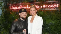 Cameron Diaz i Benji Madden

Tej parze od początku nie dawano żadnych szans. Serwisy plotkarskie, a także internauci prześcigali się  w spekulacjach, dotyczących tego, kiedy nastąpi zerwanie. Nic dziwnego, że zmęczona plotkami na swój temat para zdecydowała się na cichy ślub w otoczeniu najbliższych. Psy szczekały, tymczasem karawana jedzie już sześć lat. Pod koniec grudnia 2019 roku rodzina powiększyła się. 47-letnia wówczas gwiazda urodziła córeczkę.