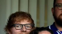 Ed Sheeran i Cherry Seaborn

Oni także postawili na ceremonię w wąskim gronie rodziny i przyjaciół, bez celebrytów i fotoreporterów. Opinia publiczna została poinformowana dopiero pół roku po wydarzeniu, choć plotki pojawiły się znacznie wcześniej. Oczywiście potajemne śluby mają swój urok, a huczne swój. Dlatego dziewięć miesięcy po potajemnej uroczystości Ed Sheeran i Cherry Seaborn zorganizowali kolejny ślub – tym razem z pełną pompą. 