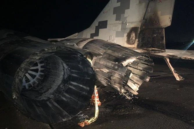 Samochód wbił się pod dysze wylotowe silników Samochód wbił się pod dysze wylotowe silników