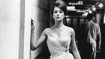 Claudine Auger zachwycała urodą, ale to jej nie wystarczało, więc brała też lekcje aktorstwa. Jednym z ostatnich filmów z jej udziałem był "Le Rouge et le noir" z 1997 roku.

Pamiętacie jeszcze piękną aktorkę? 