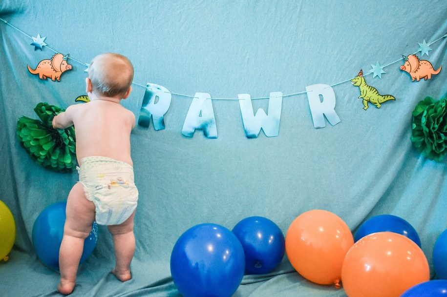 Dziecko w pieluszce jak Pampers niemowlak w pieluszce