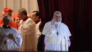 13 marca 2013, nowo wybrany papież wita się z wiernymi