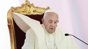 Dylemat krawców papieża: przypiąć pelerynkę rzepem czy szpilką?