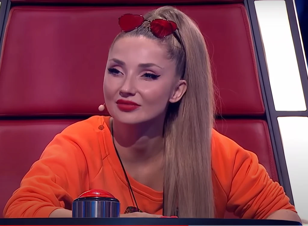 Wzruszona Cleo (źródło: YouTube) Wzruszona Cleo (źródło: YouTube)