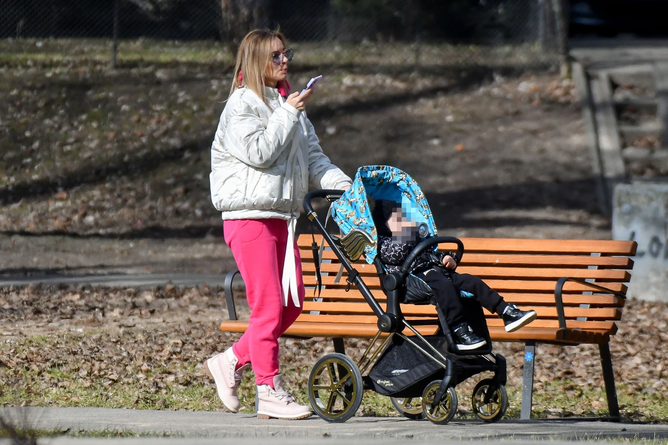 Iza Janachowska na spacerze z synkiem Iza Janachowska na spacerze z synkiem