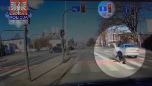 Małopolska policja opublikowała nagranie wypadku, w którym kierowca bmw przejeżdżający przez pasy na czerwonym świetle ze znaczną prędkością, potrącił 29-latkę na hulajnodze