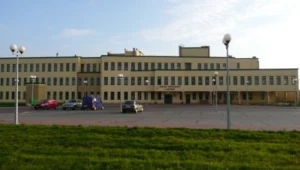 Po wyjściu z budynku młoda kobieta zasłabła na przyszpitalnym parkingu