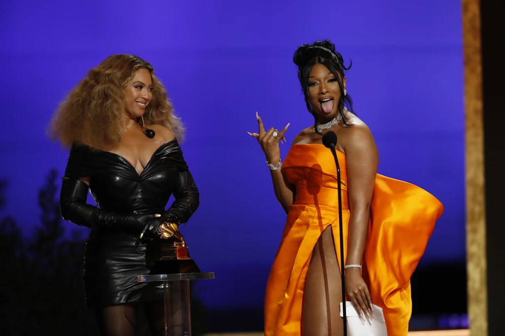 : Megan Thee Stallion and Beyonce na scenie podczas rozdania nagród Grammy