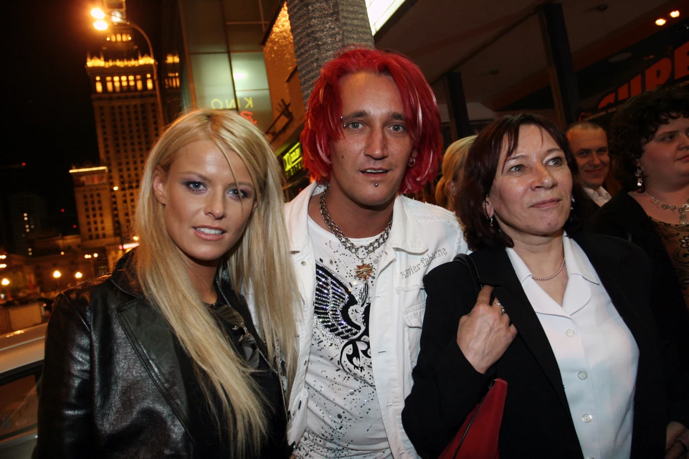 Michał Wiśniewski z mamą - Grażyną Wiśniewską. Z lewej ówczesna żona wokalisty - Marta "Mandaryna" Wiśniewska. Zdjęcie z 2005 r. Michał Wiśniewski z mamą - Grażyną Wiśniewską. Z lewej ówczesna żona wokalisty - Marta "Mandaryna" Wiśniewska. Zdjęcie z 2005 r.