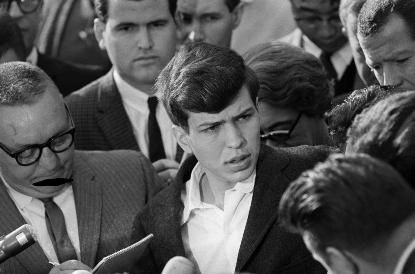 Jak przyznał jego nazwisko stało się dla niego przekleństwem. To właśnie z powodu sławnego ojca – nieco z przymusu – zaczął śpiewać. Sinatra Jr. był pianistą w zespole, jednak gdy pewnego razu wokalista grupy upił się i nie był w stanie śpiewać, koledzy powiedzieli do niego: "Jesteś piosenkarzem. Przecież jesteś Sinatrą, co nie?". Junior na takie zaczepki odpowiadał: "To że stoję w garażu nie czyni mnie od razu samochodem". Po latach przyznał również, że nienawidził swojego wokalu.