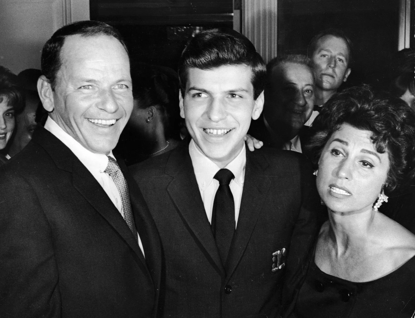 Syn legendarnego Franka Sinatry – Frank Wayne Sinatra (nazywany Frank Sinatra Jr.) - przyszedł na świat 10 stycznia 1944 roku w Jersey City w stanie New Jersey. Jako dziecko nie spędzał zbyt dużo czasu z ojcem, gdyż ten z powodu ciągłych ról filmowych i koncertów rzadko znajdował czas dla rodziny.
