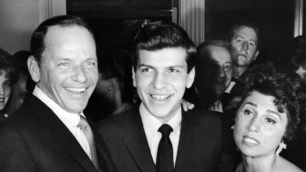 Syn legendarnego Franka Sinatry – Frank Wayne Sinatra (nazywany Frank Sinatra Jr.) -  przyszedł na świat 10 stycznia 1944 roku w  Jersey City w stanie New Jersey. Jako dziecko nie spędzał zbyt dużo czasu z ojcem, gdyż ten z powodu ciągłych ról filmowych i koncertów rzadko znajdował czas dla rodziny.