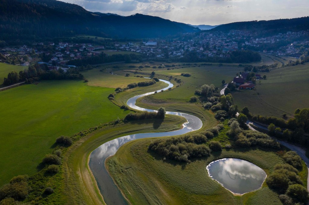 Wysychające koryto rzeki Doubs na wschodzie Francji 