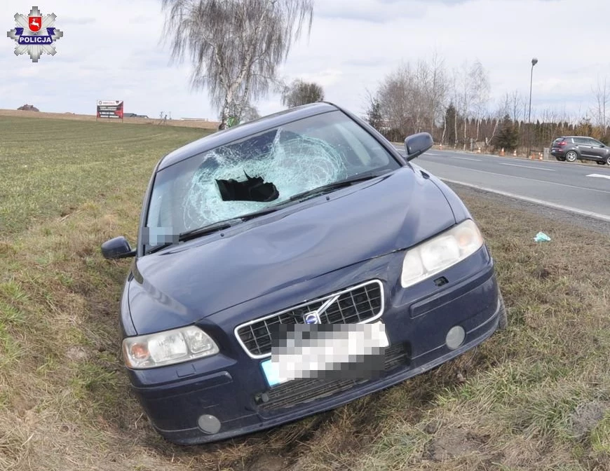 Kierowca ratował się zjechaniem do rowu, ale nie udało mu się uniknąć potrącenia