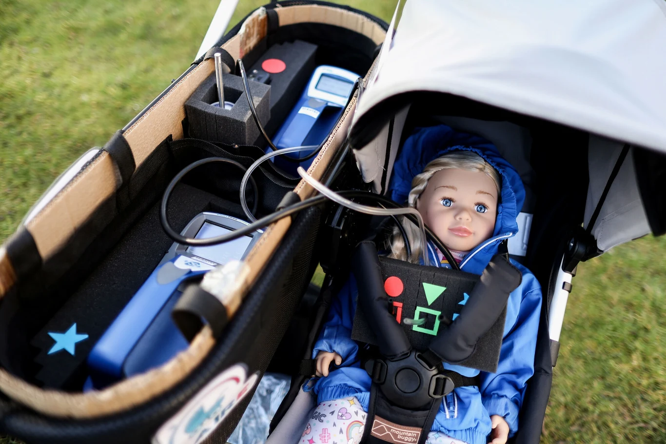 Urządzenie mierzy jakość powietrza co 10 sekund. Zbiera także informacje o prędkości wiatru i porze dnia tak, aby dane były kompletne.