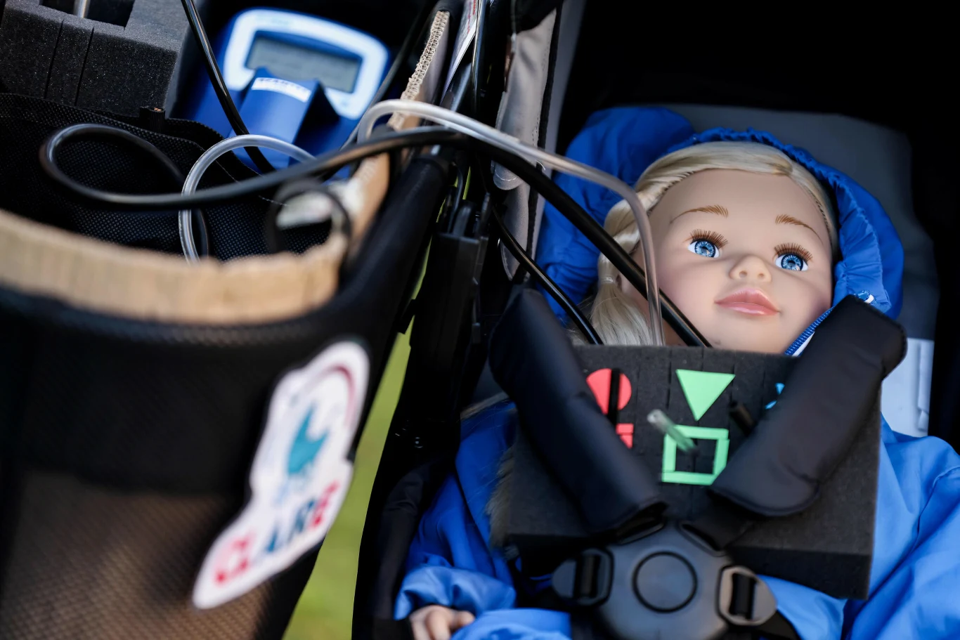 Lalka wyposażona jest w trzy elektroniczne sensory mierzące na bieżąco zawartość spalin, metali ciężkich i pyłu zawieszonego w powietrzu.