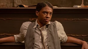 ​Chadwick Boseman w scenie z filmu "Ma Rainey: Matka Bluesa"