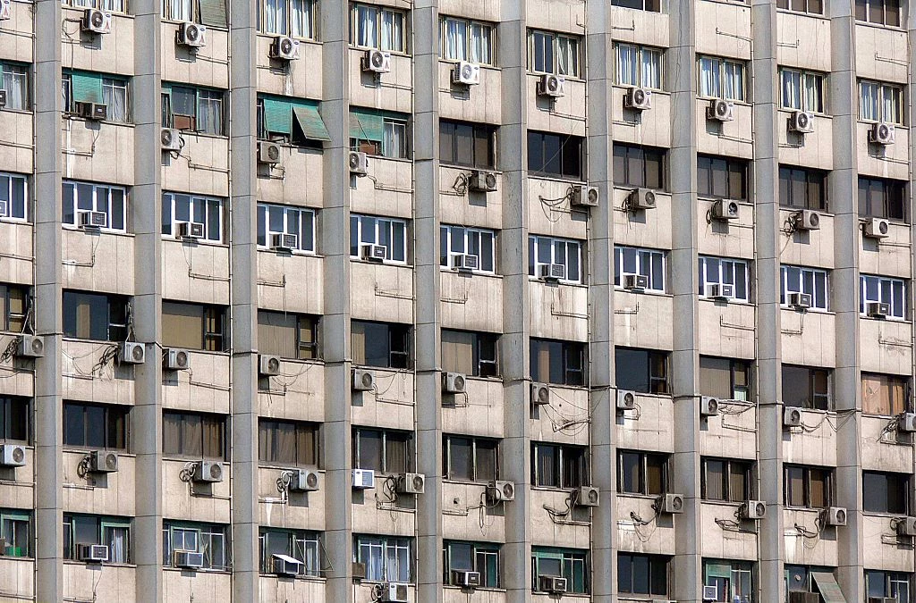 Lekarka została wypchnięta przez okno mieszkania ulokowanego na szóstym piętrze (zdjęcie poglądowe)