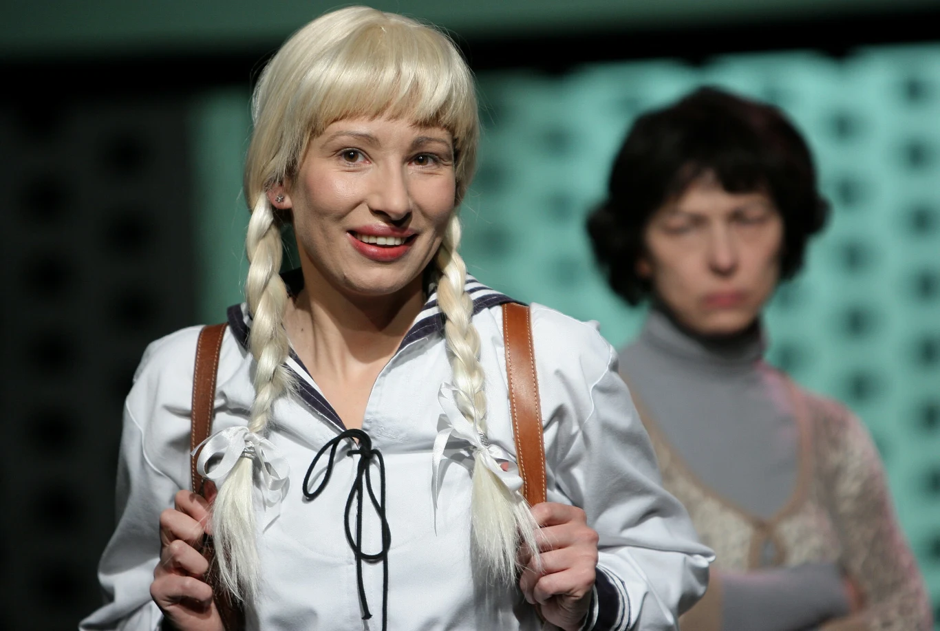 Na teatralnej scenie Popławska zadebiutowała już w 1998 roku podwójną roli Halinki i Cypojry w "Sztukmistrzu z Lublina" na scenie Teatru Muzycznego-Operetki Wrocławskiej we Wrocławiu. Dopiero dwa lata później ukończyła wrocławska PWST. Ważnym momentem jej teatralnej kariery było związanie się z prowadzonym przez Grzegorza Jarzynę TR Warszawa. To tam Popławska zagrała jedną z najlepszych ról - Małą Metalową Dziewczynkę w przedstawieniu "Między nami dobrze jest", będącym adaptacją prozy Doroty Masłowskiej.