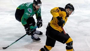 Grzegorz Pasiut (przy krążku)