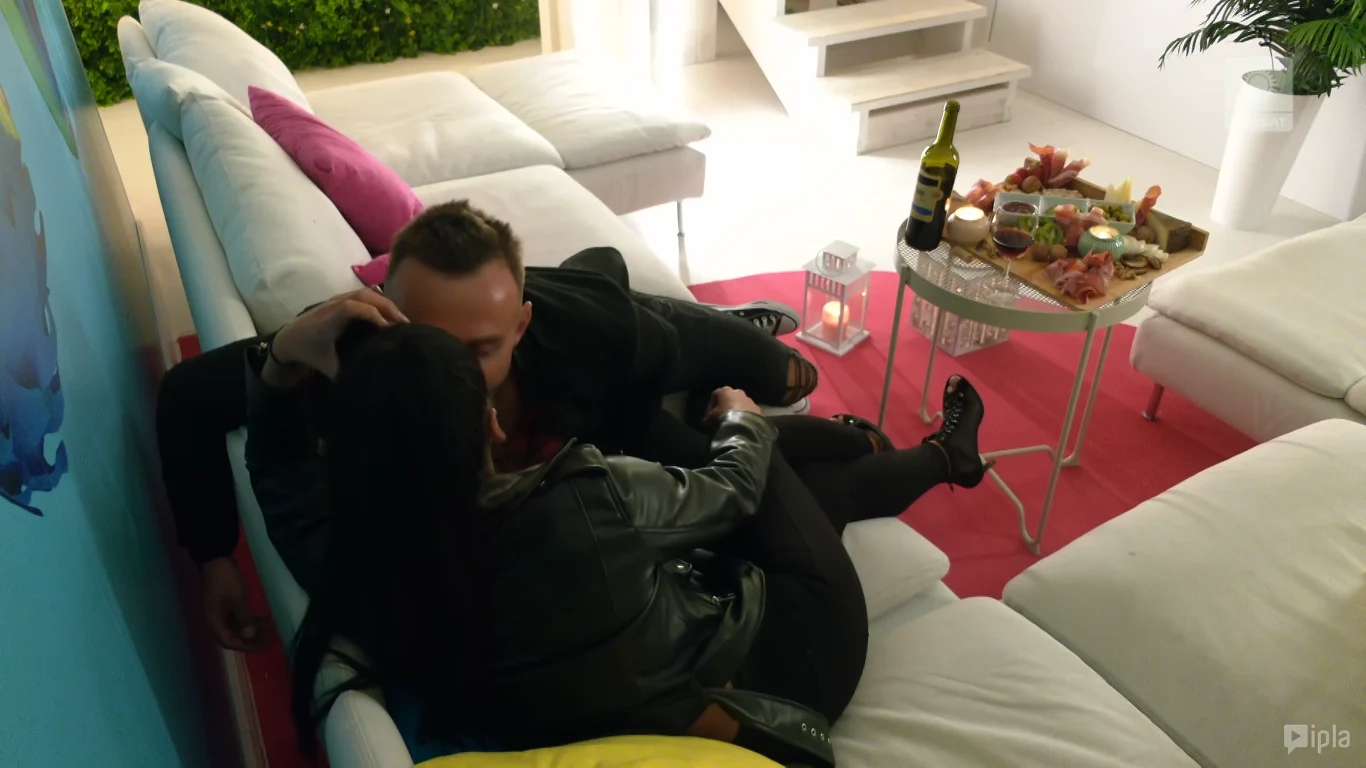 Waleria i Piotr w czułych objęciach. Waleria i Piotr w czułych objęciach.