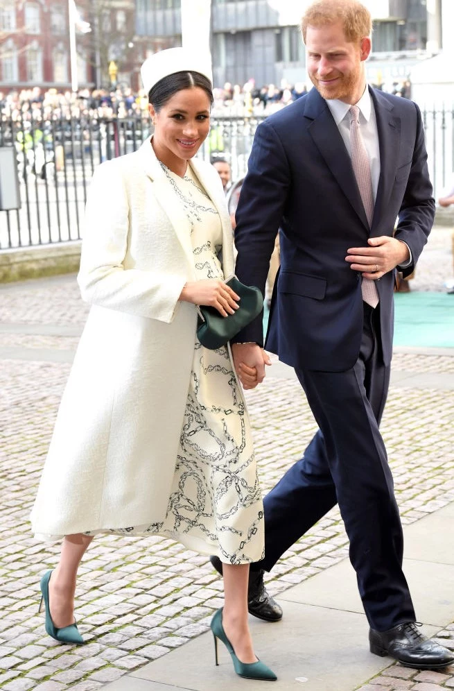 Wystarczy spojrzeć na Meghan. Większość kobiet w tej stylizacji postawiłaby na czarne szpilki. Nie ona! I o to chodzi. Zielone buty mają być widocznym dodatkiem. Wystarczy spojrzeć na Meghan. Większość kobiet w tej stylizacji postawiłaby na czarne szpilki. Nie ona! I o to chodzi. Zielone buty mają być widocznym dodatkiem.