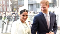 Wystarczy spojrzeć na Meghan. Większość kobiet w tej stylizacji postawiłaby na czarne szpilki. Nie ona! I o to chodzi. Zielone buty mają być widocznym dodatkiem.
