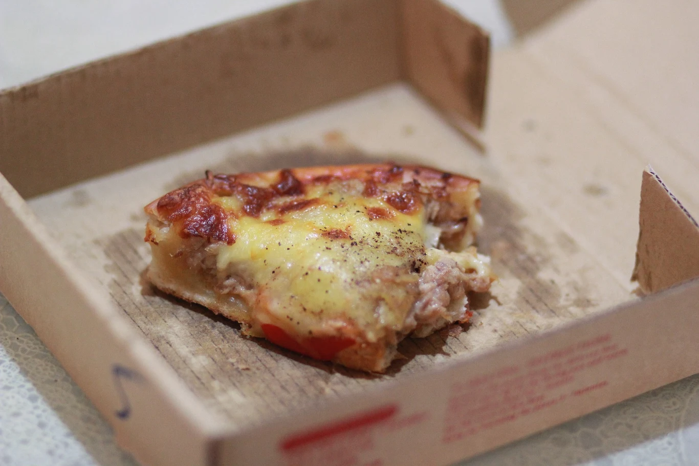 Pudełka po pizzy wyrzucamy do odpadów zmieszanych. 