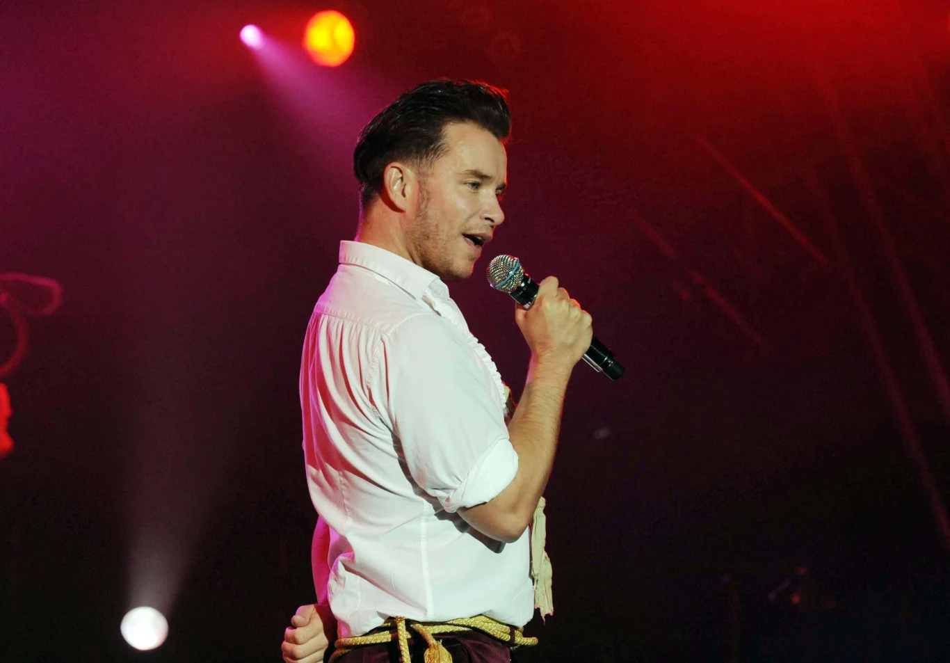 Stephen Gately urodził się w stolicy Irlandii, Dublinie, a w 1993 roku rozpoczął swoją profesjonalną karierę w zespole Boyzone. Wokalista trafił do grupy po tym, jak odpowiedział na ogłoszenie o powstaniu pierwszego irlandzkiego boysbandu. 