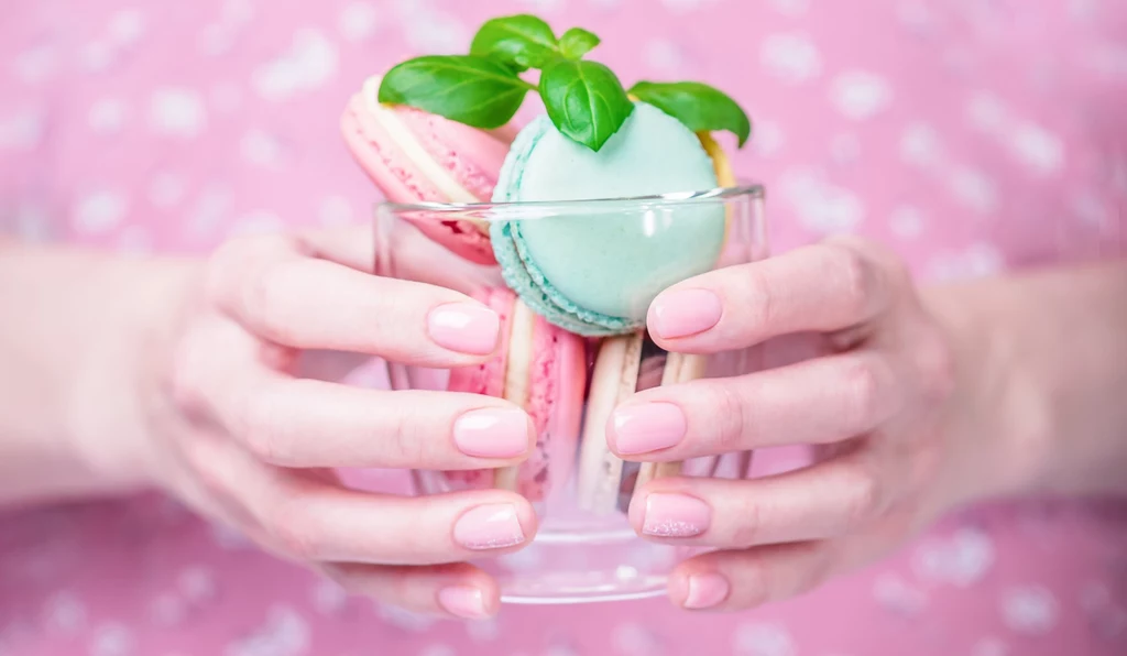 Wielkanocny manicure obfituje w pastelową paletę barw