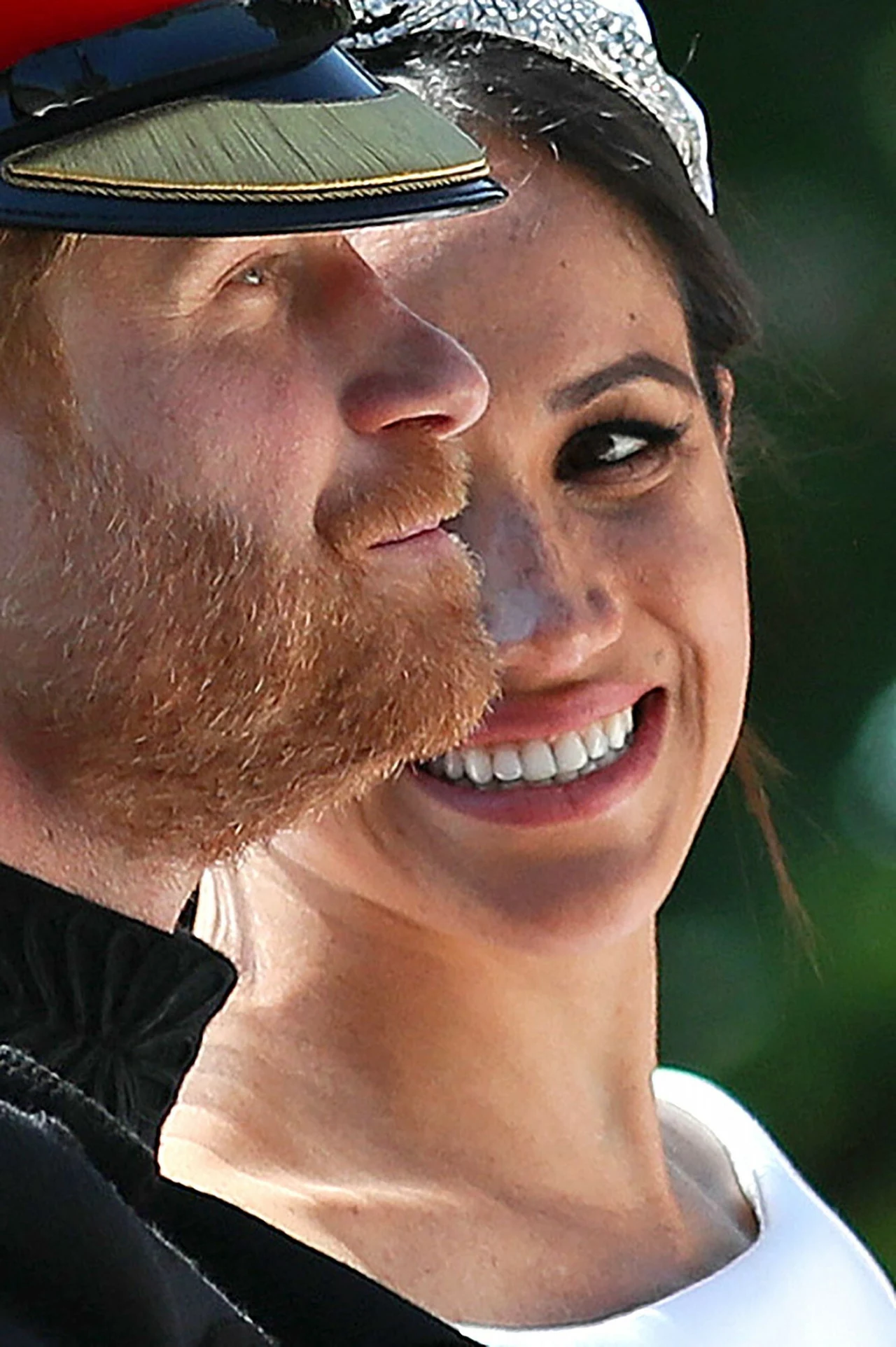 Podobno teraz brytyjska rodzina królewska obawia się z nimi rozmawiać. Książę William unika tego, bo obawia się, że jego brat i Meghan Markle nie dochowają dyskrecji. Podobno teraz brytyjska rodzina królewska obawia się z nimi rozmawiać. Książę William unika tego, bo obawia się, że jego brat i Meghan Markle nie dochowają dyskrecji.