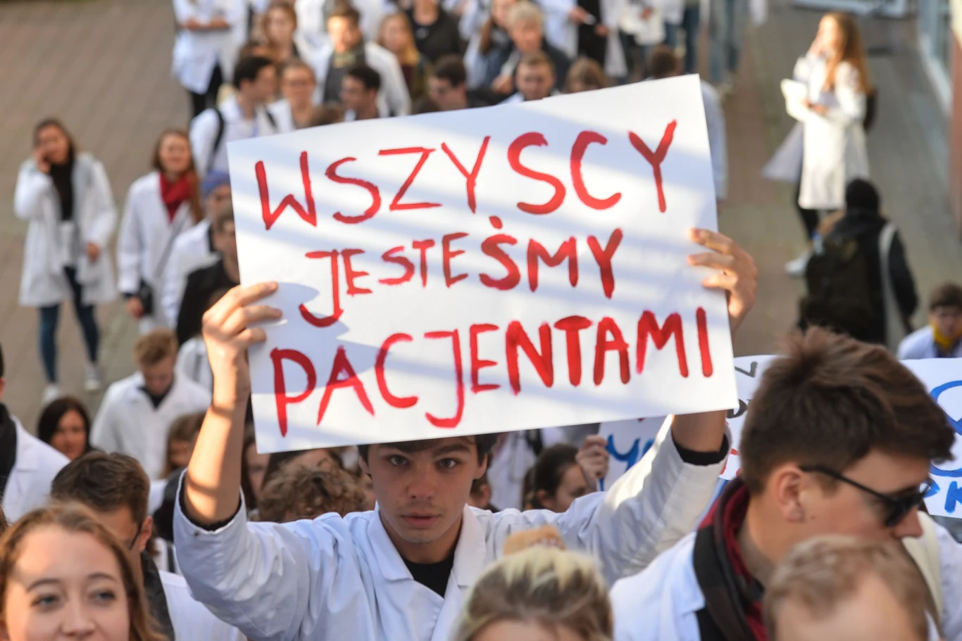 Pikieta z 2017 roku studentów Gdańskiego Uniwersytetu Medycznego popierająca postulaty warszawskich lekarzy rezydentów. Pikieta z 2017 roku studentów Gdańskiego Uniwersytetu Medycznego popierająca postulaty warszawskich lekarzy rezydentów.