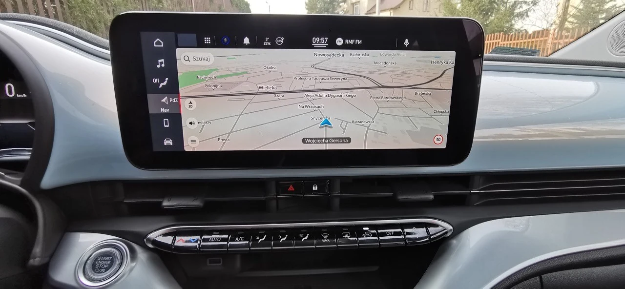 System pokładowej informacji i rozrywki oraz fabryczną nawigację obsługuje się przez duży ekran dotykowy z zaskakująco doskonałą, jak na Fiata, grafiką i przejrzystym menu.