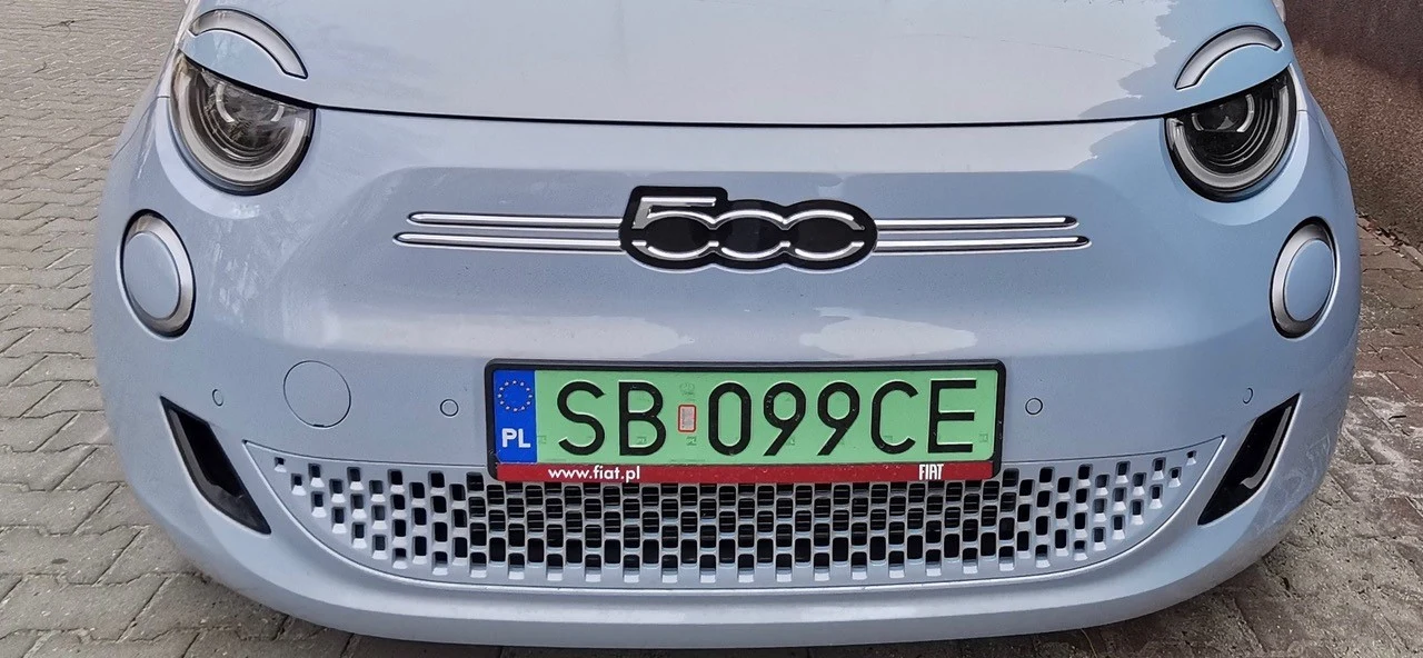 Ledowe światła, przypominające lekko zmrużone oczy...