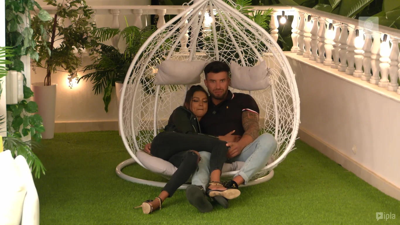 Wszystko wskazuje na to, że uczucie pomiędzy Walerią i Piotrem kwitnie. Wszystko wskazuje na to, że uczucie pomiędzy Walerią i Piotrem kwitnie.