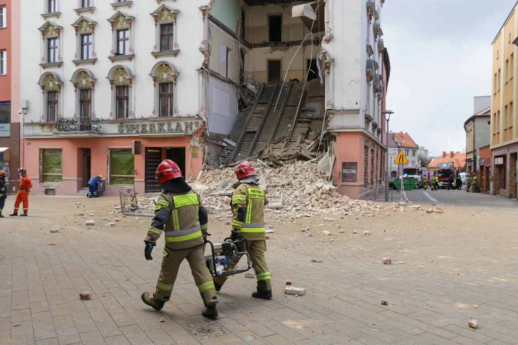 O tym, czy budynek nadaje się do dalszego użytkowania, zdecyduje inspektor nadzoru budowlanego w porozumieniu z wojewódzkim konserwatorem zabytków. Źródło tekstu: PAP